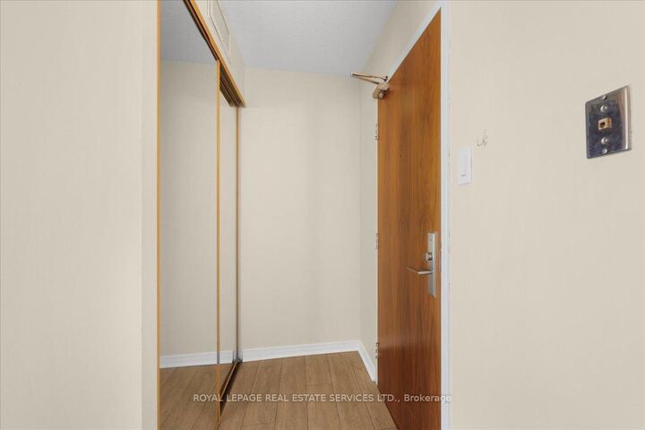 Property Photo:  914 Yonge Street 1214  ON M4W 3C8 