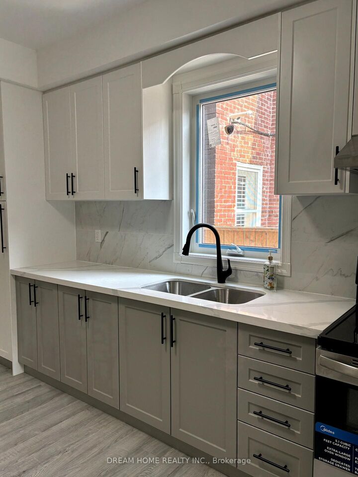 Property Photo:  262 Clinton Street 202  ON M6G 2Y6 