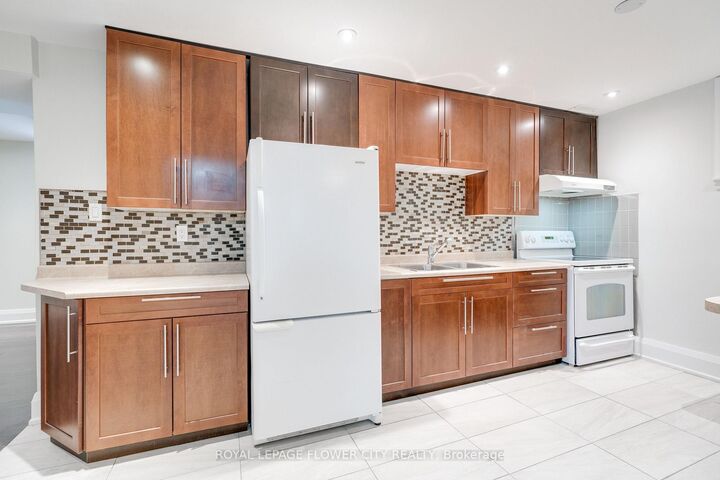 Property Photo:  5674 Whitehorn Avenue E  ON L5V 2A9 