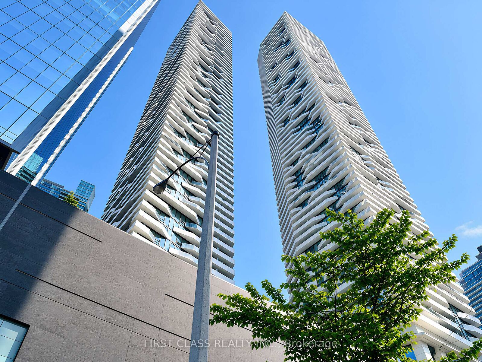 Property Photo: 100 Harbour Street 3810 ON M5J 1B7