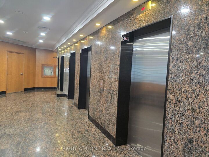 Property Photo:  18 Hillcrest Avenue 1705  ON M2N 6T5 