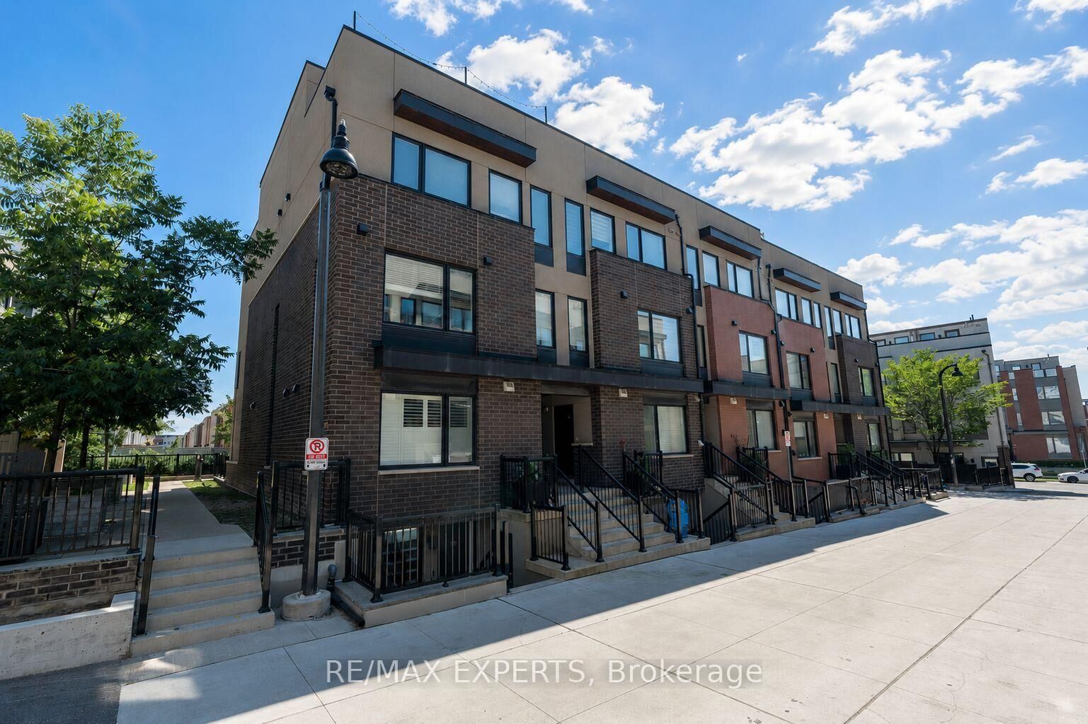 Property Photo: 142 William Duncan Road 1 ON M3K 0C1