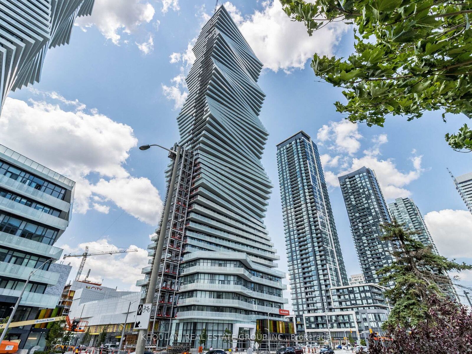 Property Photo: 3900 Confederation Parkway 2212 ON L5B 0M3