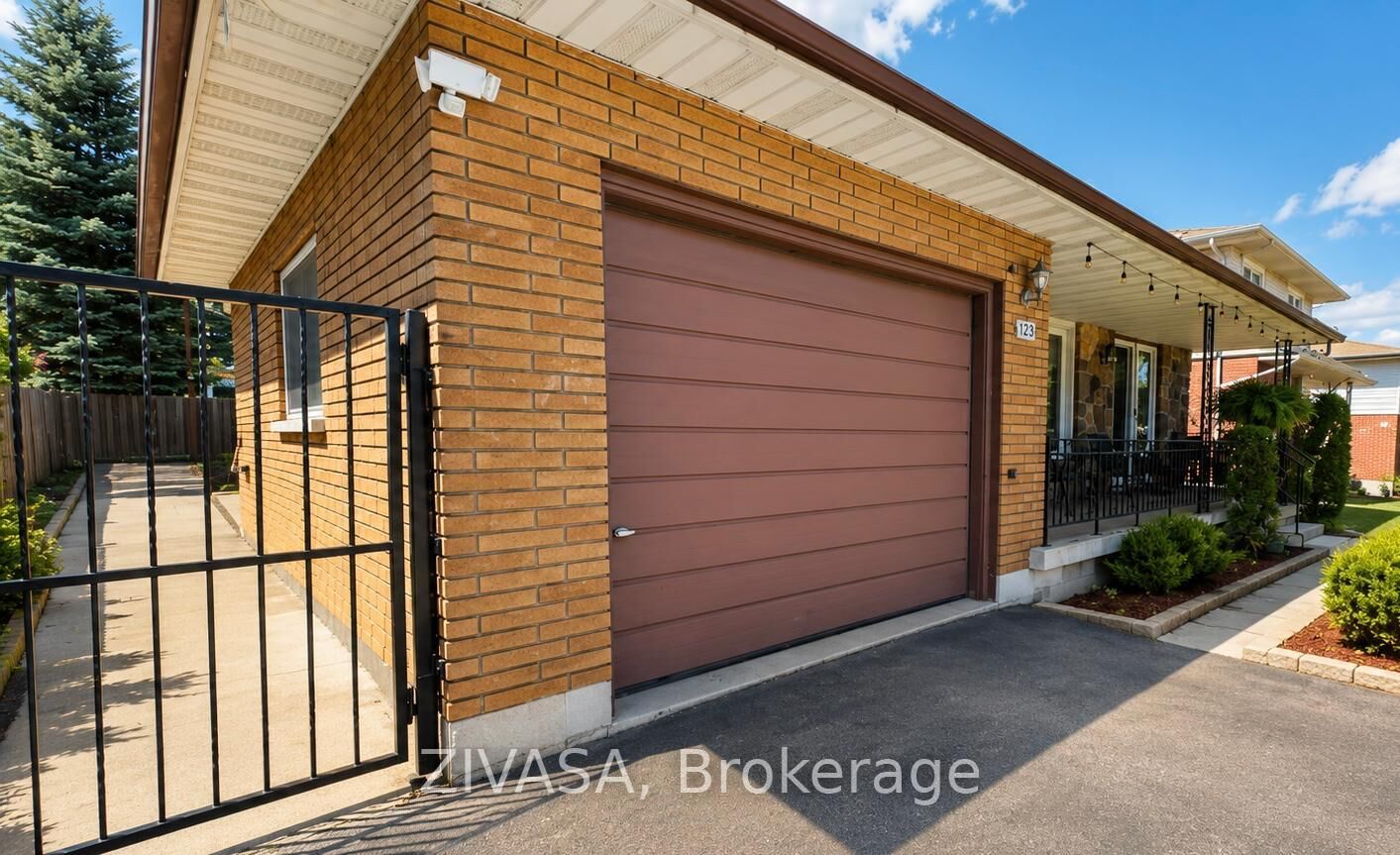 Property Photo:  94 Victor Boulevard  ON L9A 2V4 