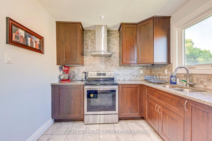 Property Photo: 4004 Midhurst Lane Main ON L4Z 1C7