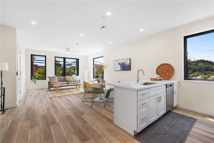Property Photo:  125 Hazelwood Ave 201  PA 15207 