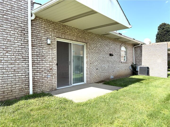 Property Photo: 2750 Iowa Dr 25 PA 15068