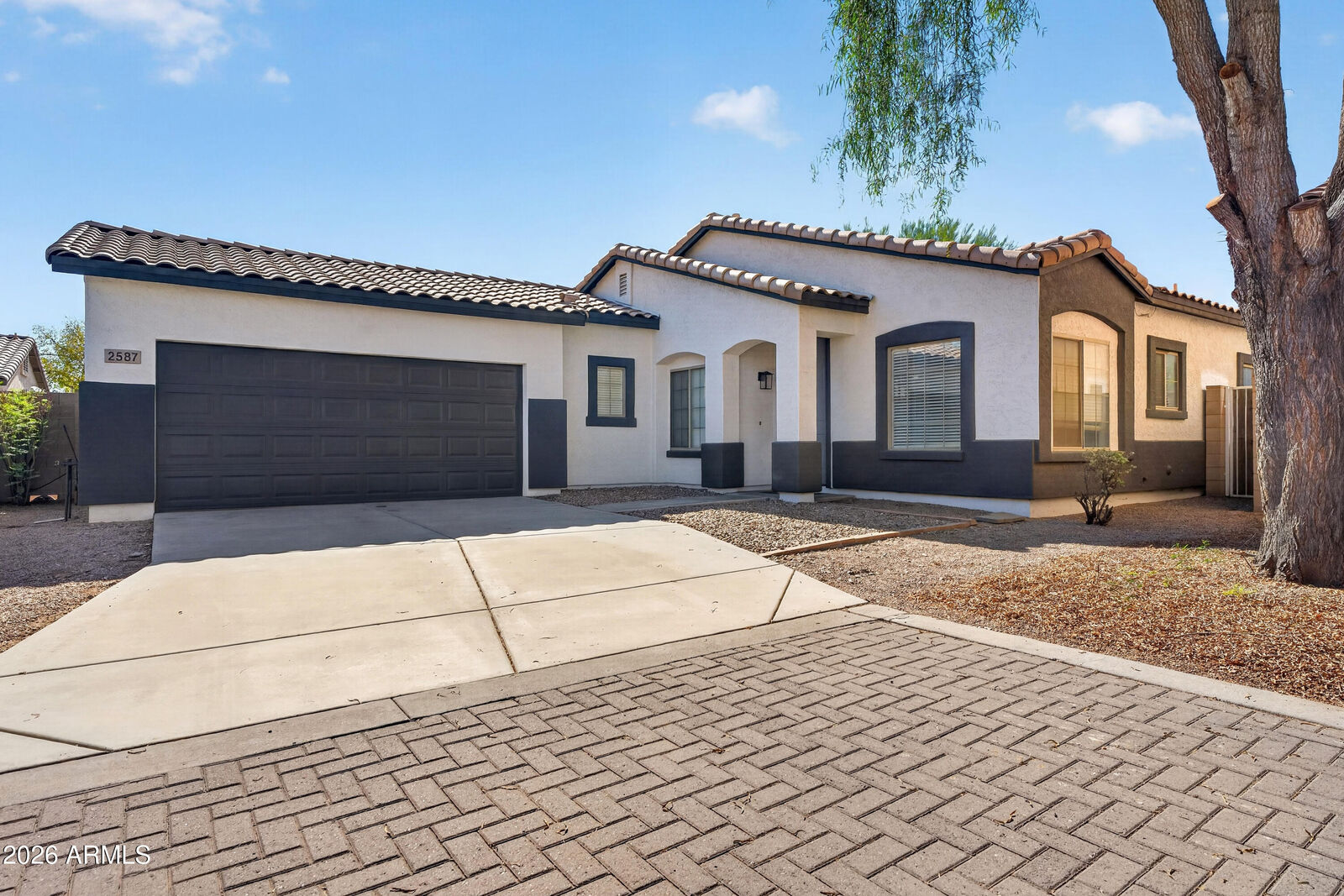 Property Photo: 2587 E Riviera Drive AZ 85249