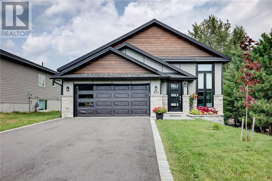 Property Photo:  854 Woodbine Avenue  ON P3A 0E1 