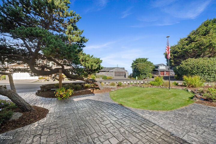 Property Photo: 424 Cliff Street OR 97341