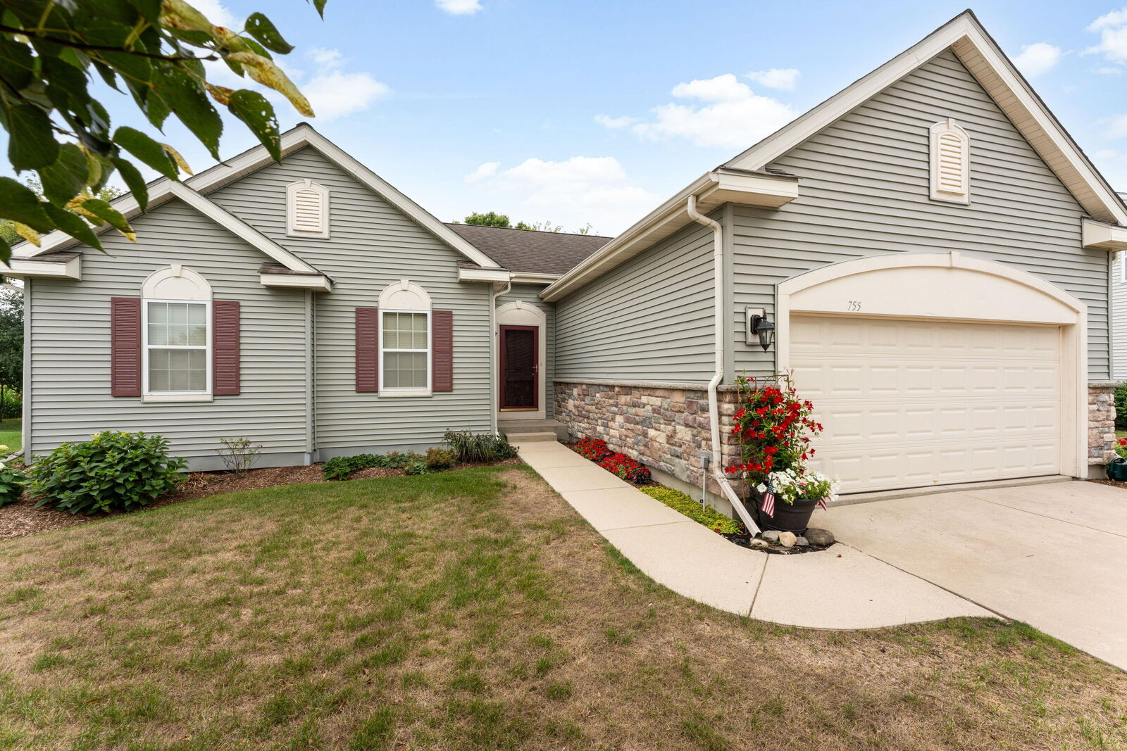 Property Photo:  755 Meadowview Ln  WI 53038 