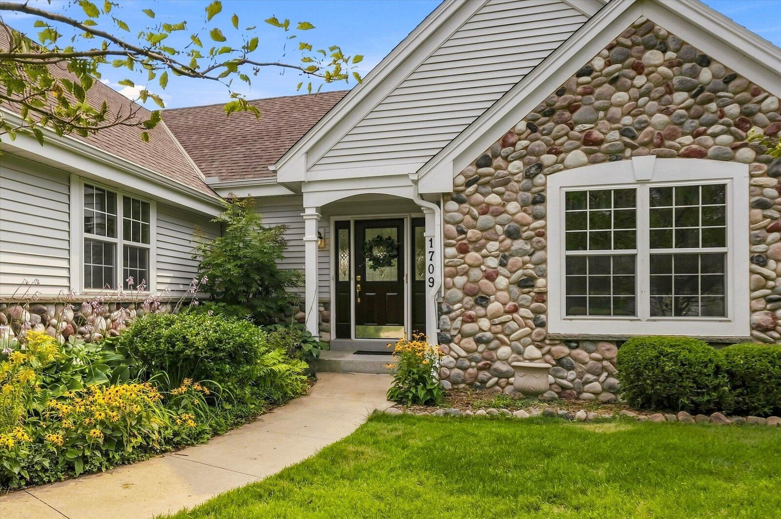 Property Photo:  1709 Tumbleweed Cir  WI 53095 