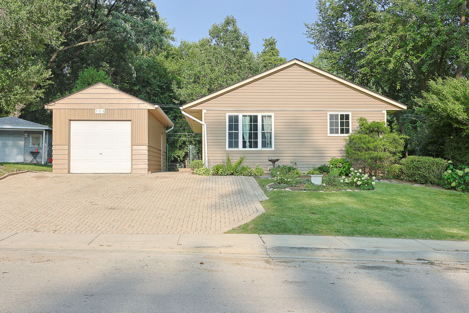 Property Photo:  716 Navajo Drive  IL 60110 