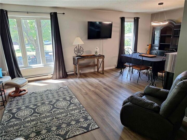 Property Photo:  48 Crestlynn Crescent  ON N3Y 4X3 