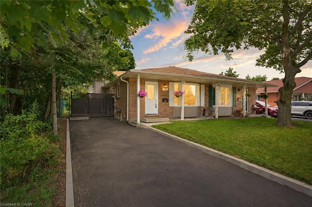 Property Photo:  475 Kingscourt Drive A  ON N2K 2X9 