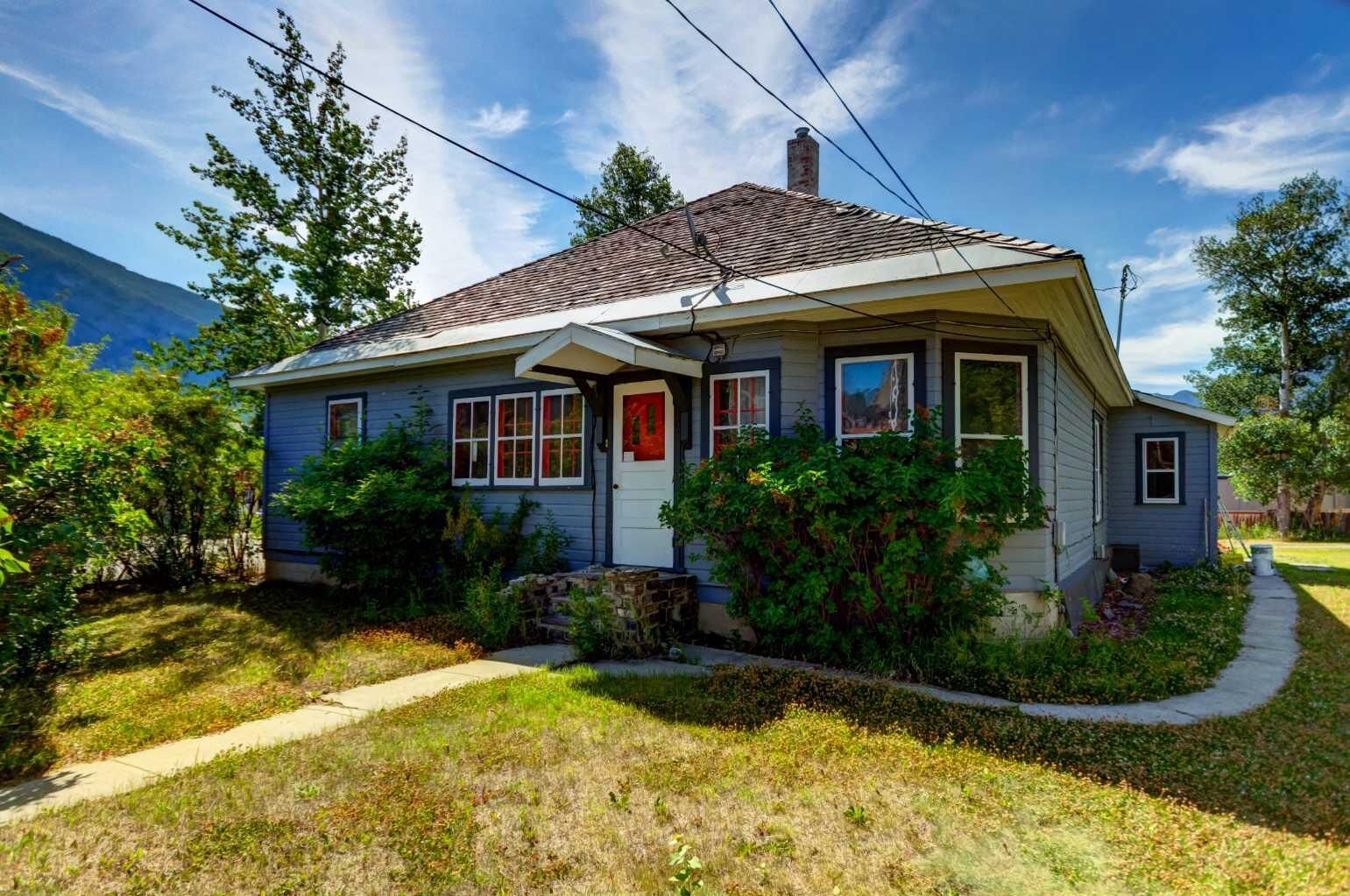 Property Photo: 301,303,305,307 Marten Street AB T1L 1A1