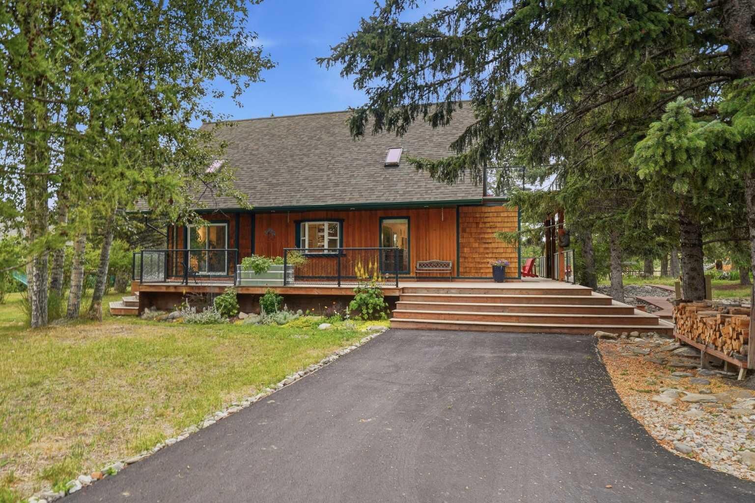 Property Photo:  725 Calkins Place  AB T0L 2A0 