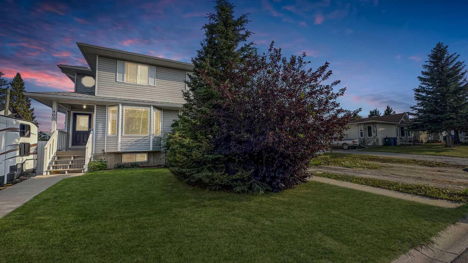 Property Photo:  405 1 Avenue NW  AB T0M 1X0 