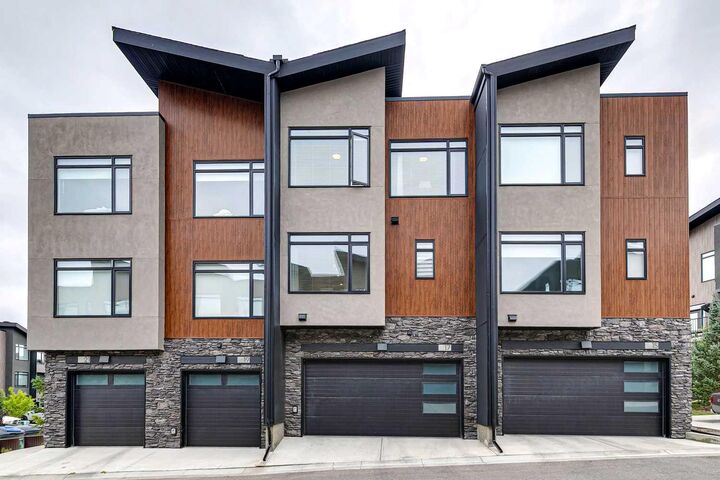 17 Royal Elm Green NW — photo 1