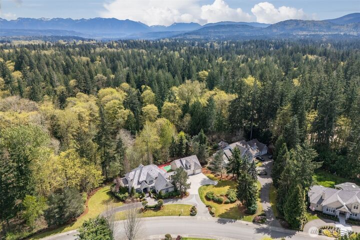 Property Photo: 818 Windsor Drive SE WA 98074