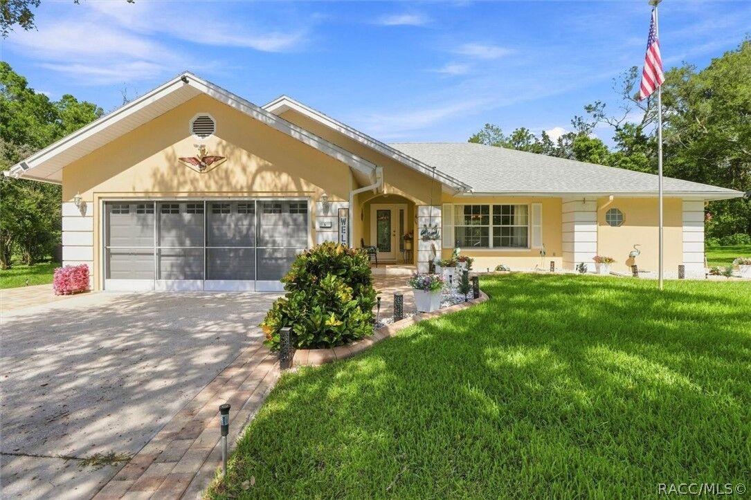Property Photo: 6 Dusty Miller Court FL 34446