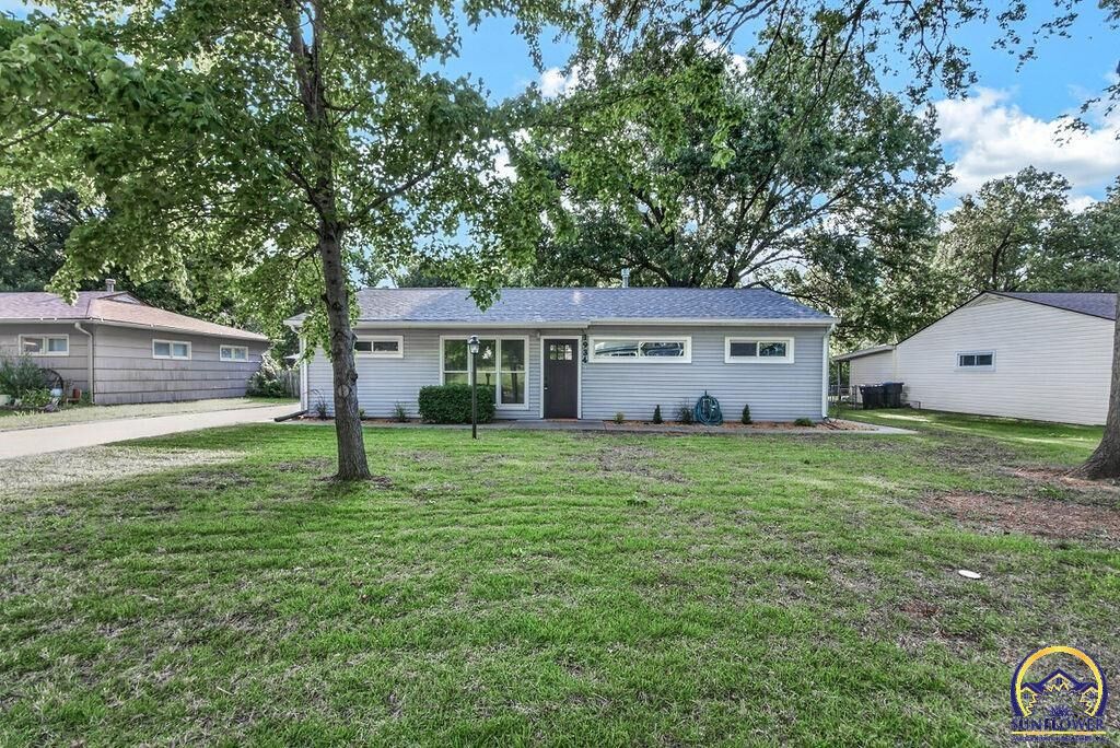 Property Photo: 1934 SW Edgewater Ter KS 66604
