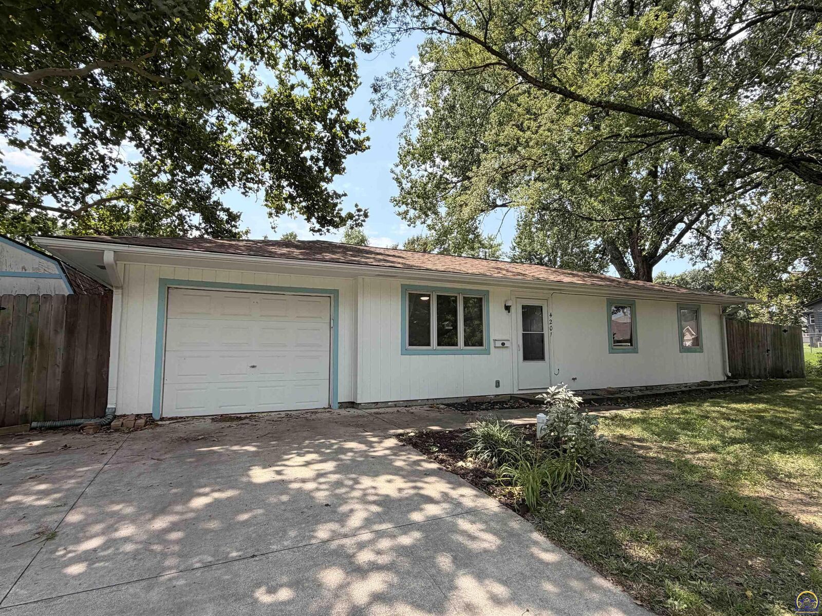 Property Photo:  4201 SW 33rd Ter  KS 66614 