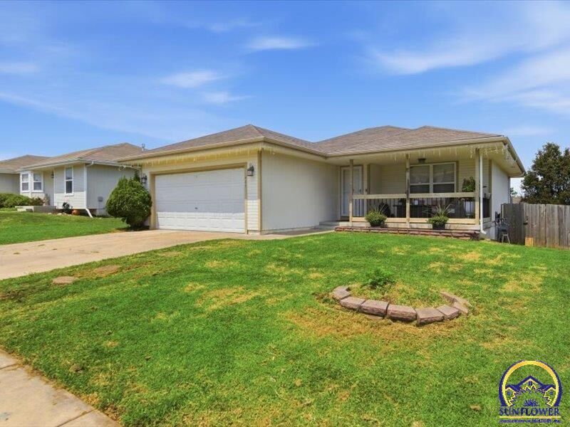 Property Photo: 424 SE 44th St KS 66609