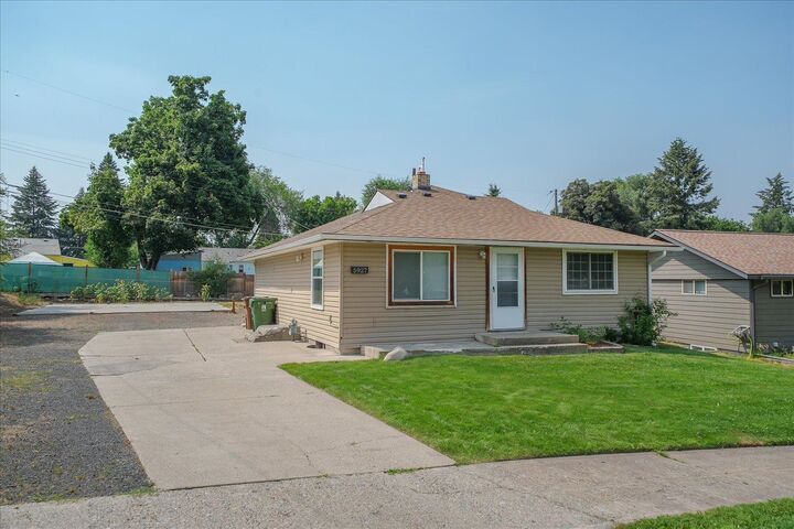 Property Photo:  5927 N Cochran St  WA 99205 