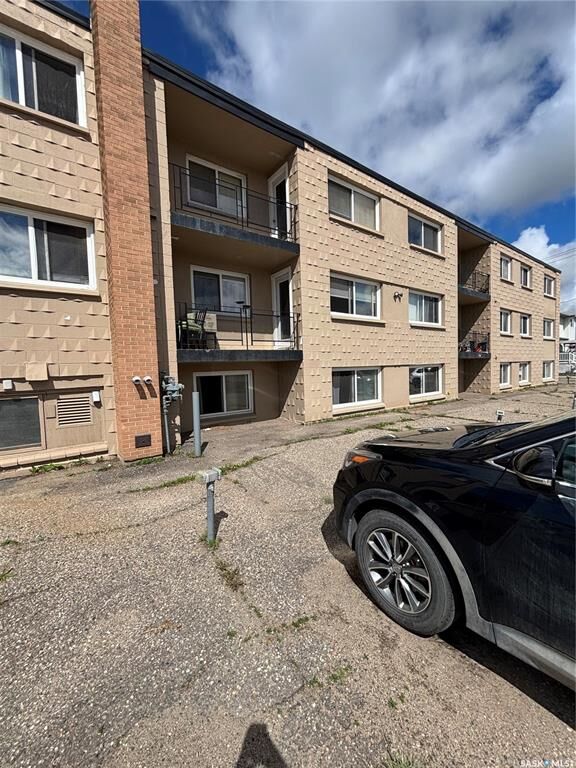 Property Photo: 2620 5th Avenue N 1 SK S4R 5E5