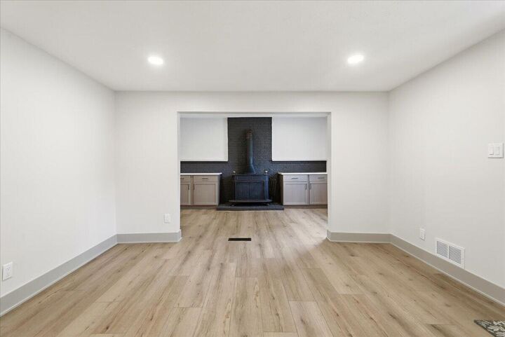 Property Photo: 702 S 15th Street NE 68410