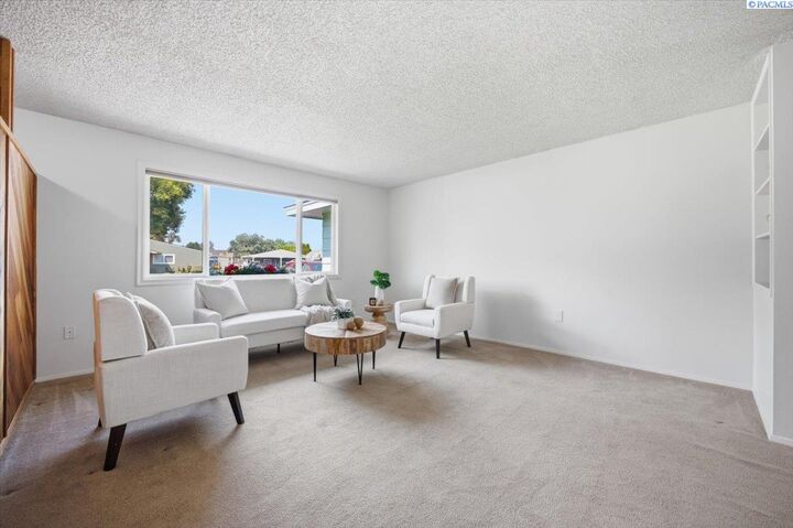 Property Photo:  328 N Grant St  WA 99336 