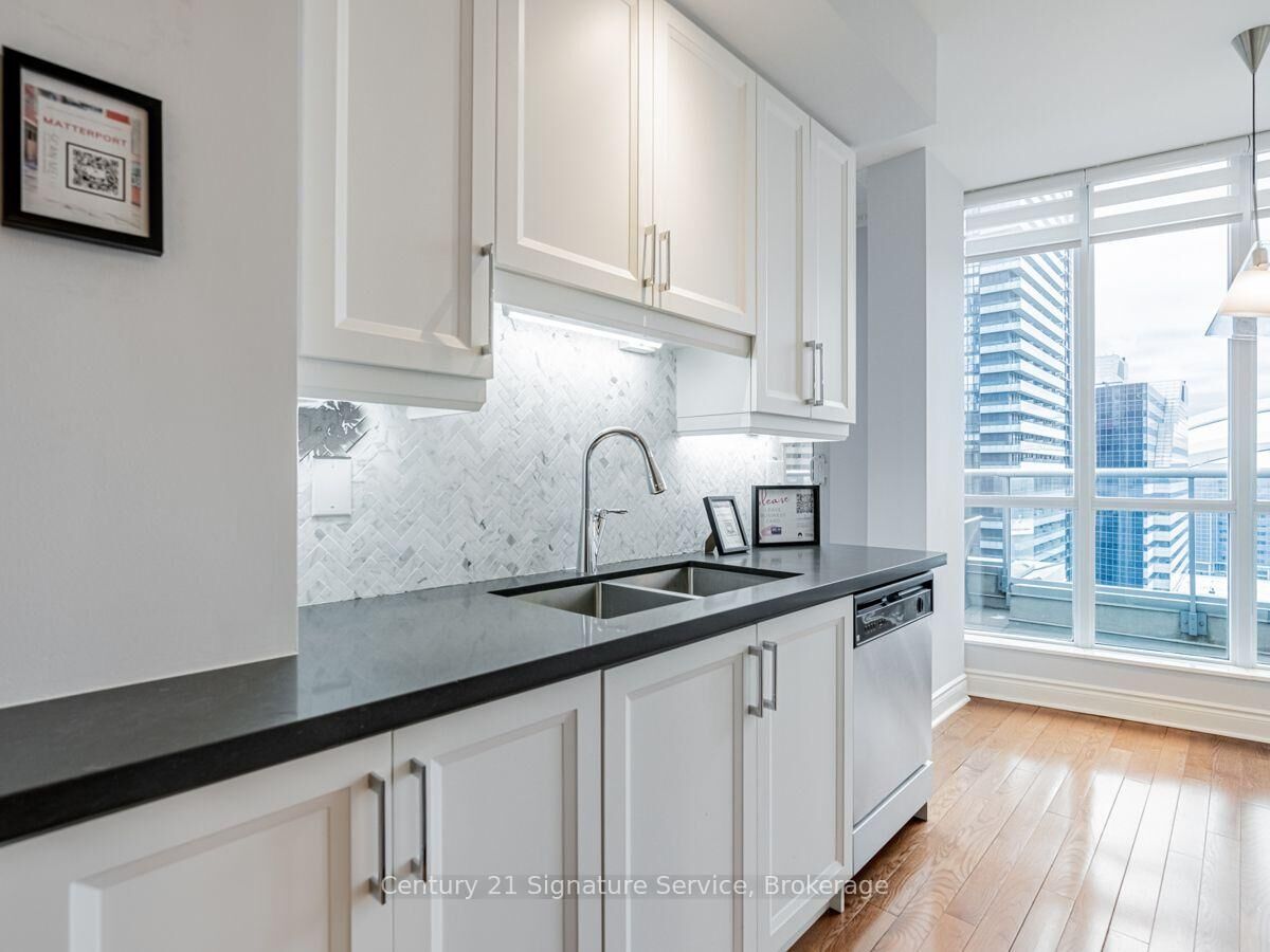 Property Photo:  250 Wellington Street W Ph36  ON M5V 3P6 