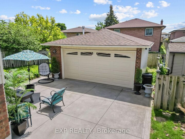 Property Photo:  56 Classic Crescent  ON N5W 5T8 