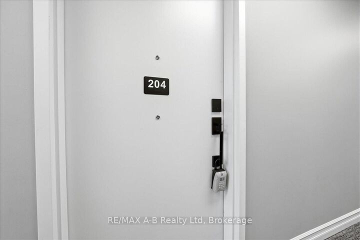 Property Photo:  100 Gordon Street 103  ON N5A 7T8 