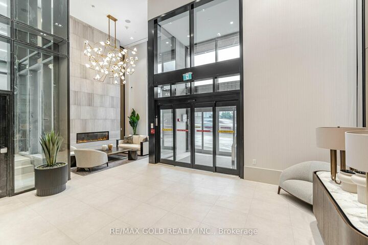 2020 Bathurst Street 216 — photo 1