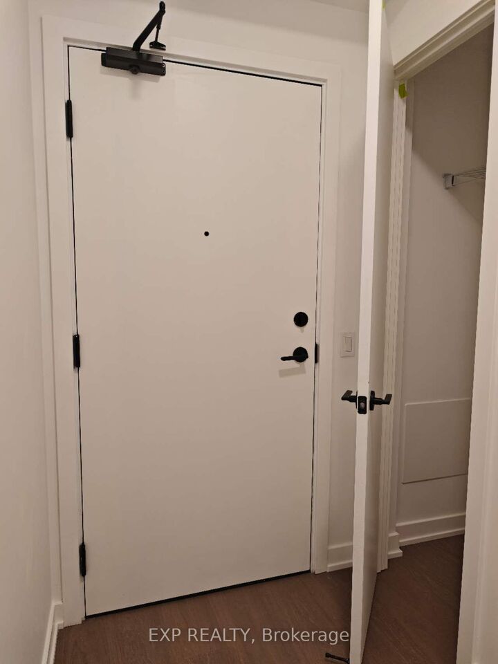 Property Photo: 91 Montclair Avenue 902 ON M5P 0B1