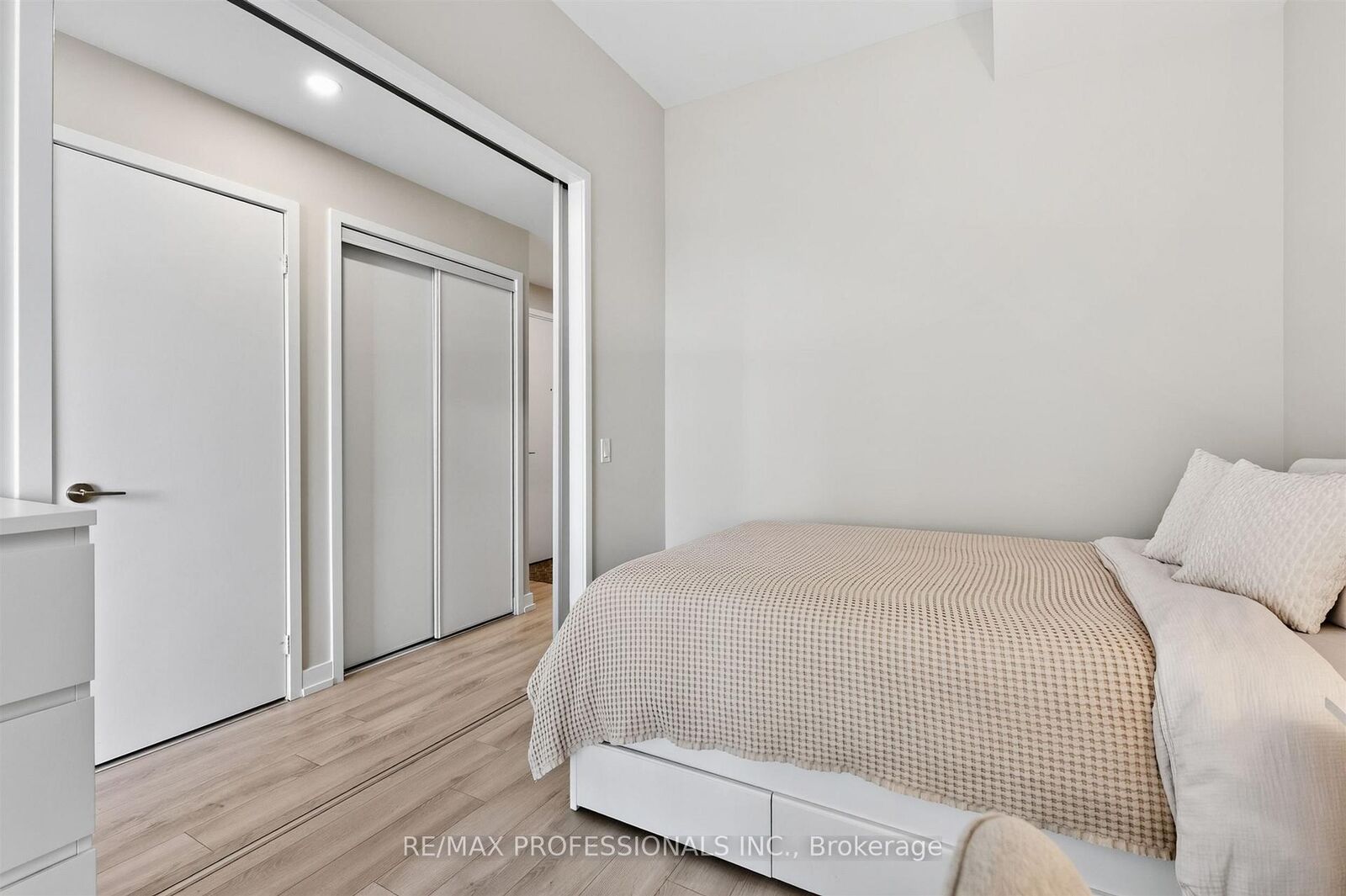 Property Photo:  33 Helendale Avenue 1102  ON M4R 0A4 