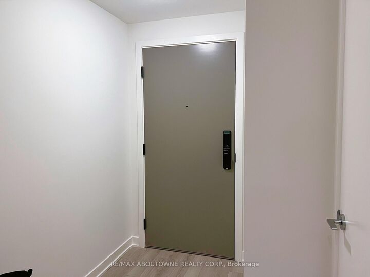 Property Photo:  3079 Trafalgar Road 1405  ON L6H 8C5 