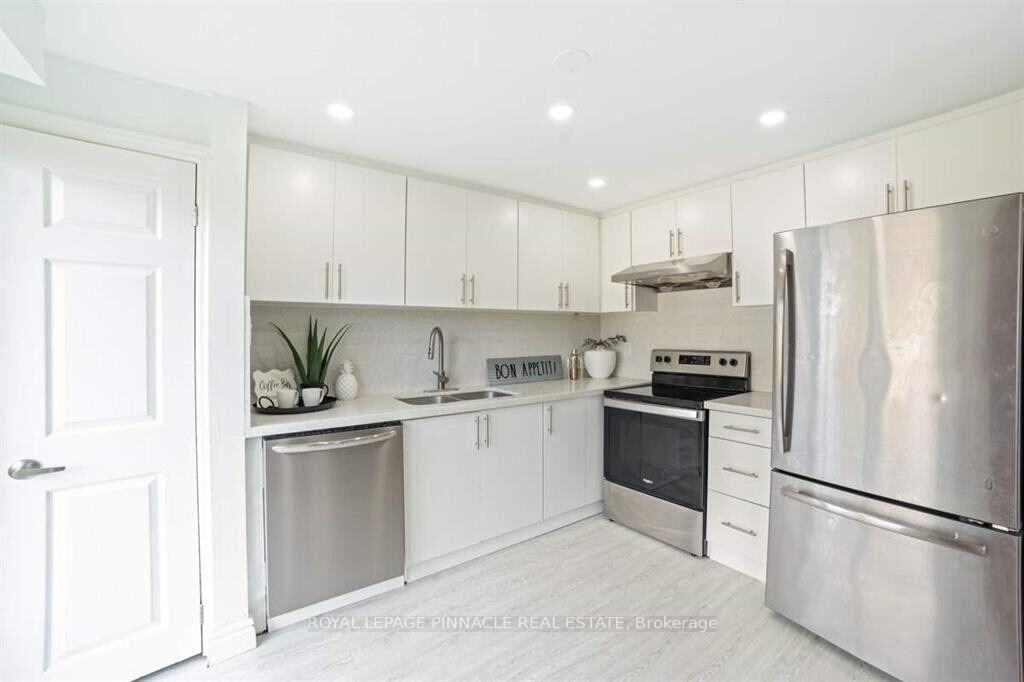 Property Photo: 733 Parkview Crescent ON N3H 5A1
