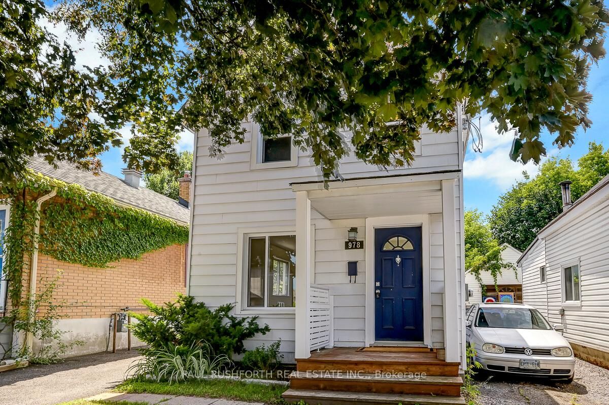Property Photo:  978 Admiral Avenue  ON K1Z 6L9 