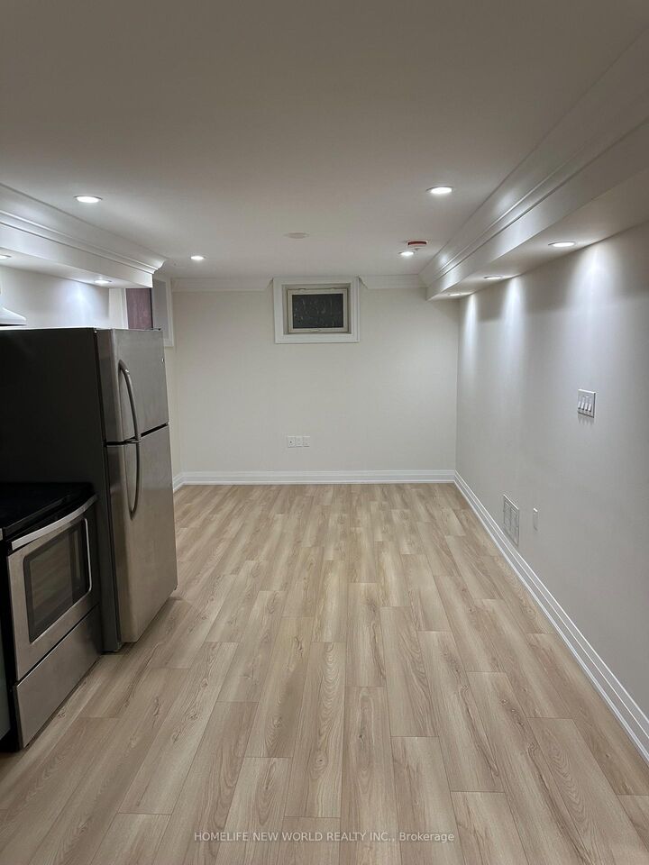 Property Photo: 93 Courtney Crescent Unit 1 ON L4N 5S9