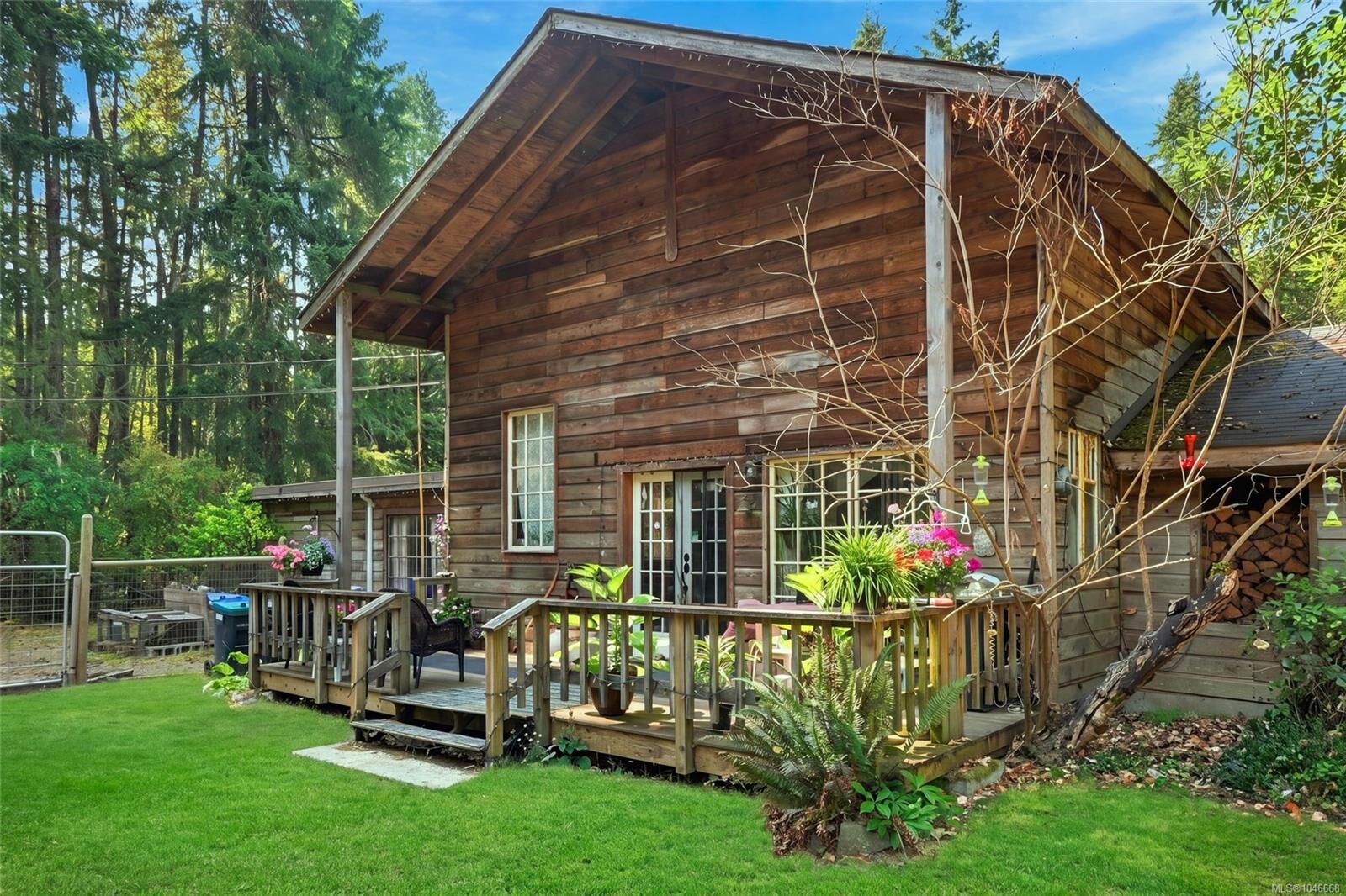 Property Photo: 2101 Parkway Pl BC V0R 1V0