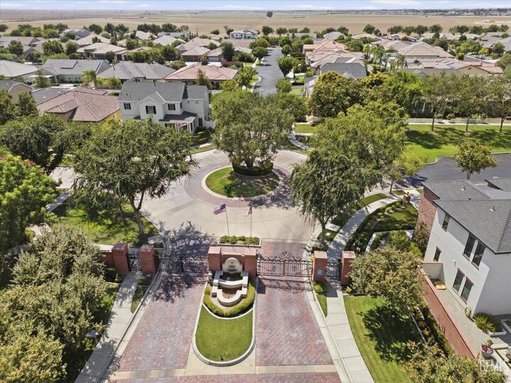 Property Photo:  2909 Mandalay Place  CA 93311 