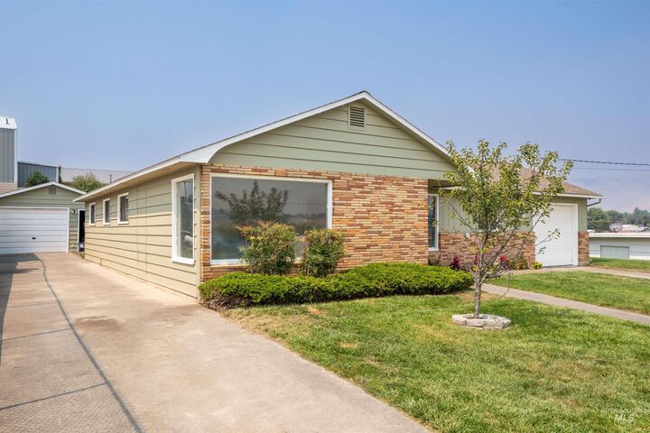 Property Photo:  1880 Neal Drive  WA 99403 