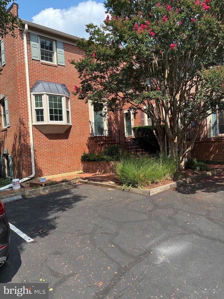 Property Photo:  2133 N Lincoln Street  VA 22207 