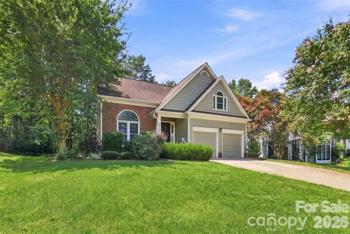 Property Photo: 6813 Wolf Run Drive NC 28277