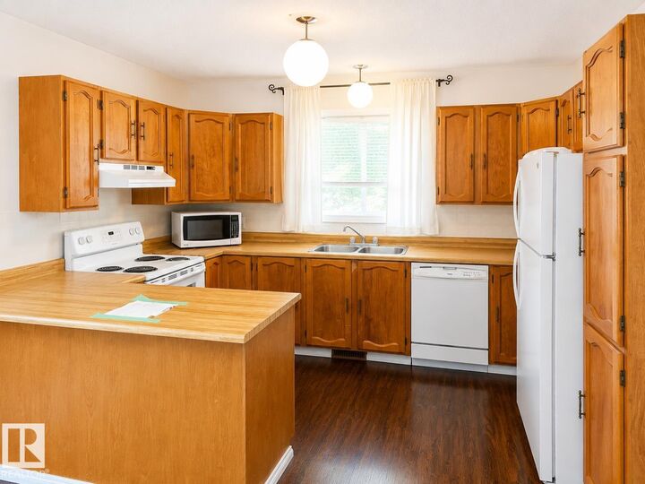 Property Photo:  802 16 Avenue  AB T9M 1L2 
