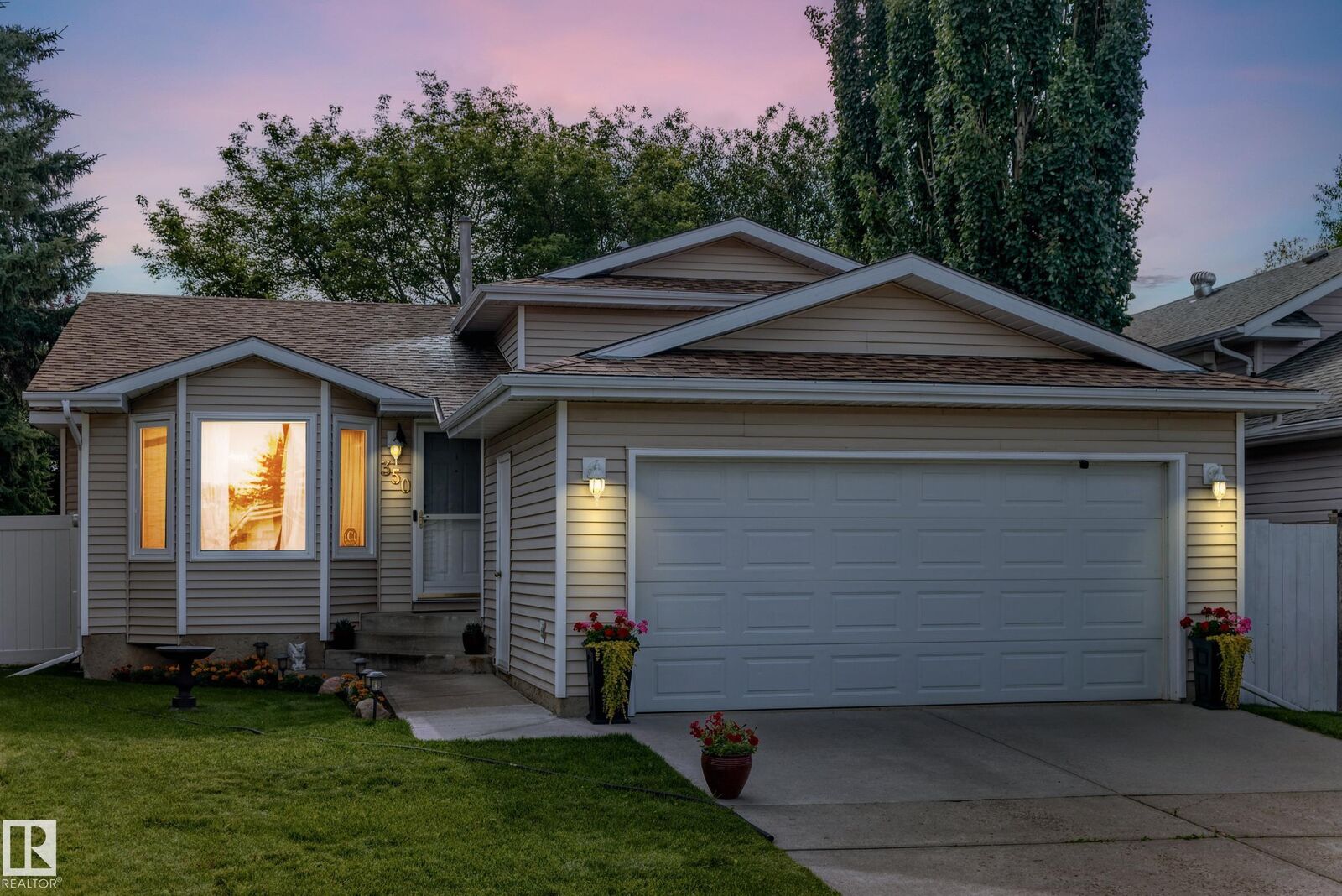 Property Photo:  350 Pearson Crescent NW  AB T5T 5Y7 
