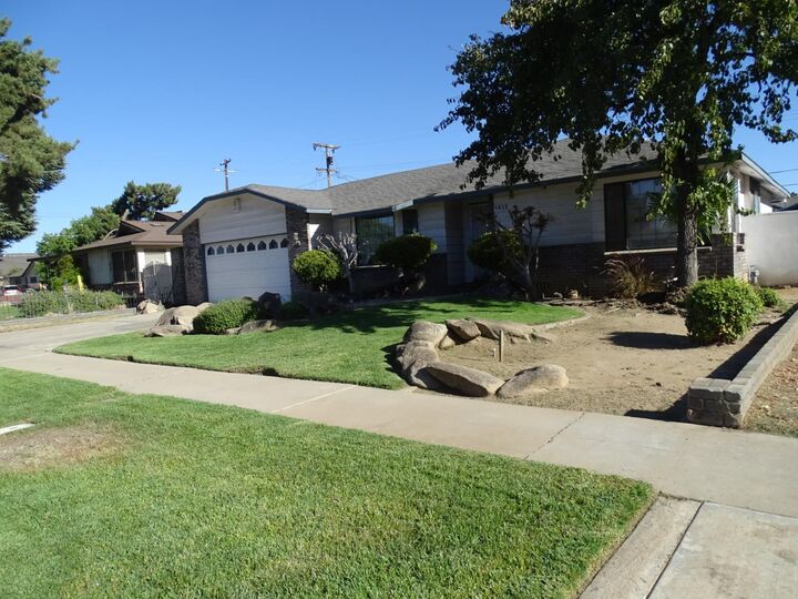 Property Photo: 1425 Flint Way CA 93705
